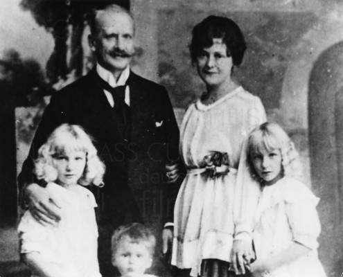 Kurt und Marie-Albertine („Moussia“) Jürgens mit ihren Kindern Jeannette, Marguerite und Curd, um 1917