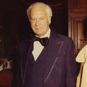 Curd Jürgens bei einem gesellschaftlichen Anlass, 1970er Jahre